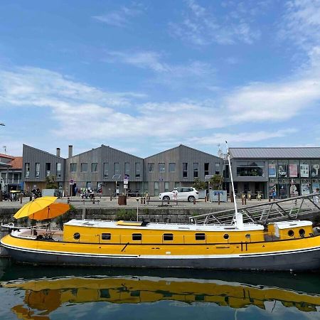 Une Peniche Dans Le Bassin A Flot Du Vieux Port La Rochelle  Buitenkant foto