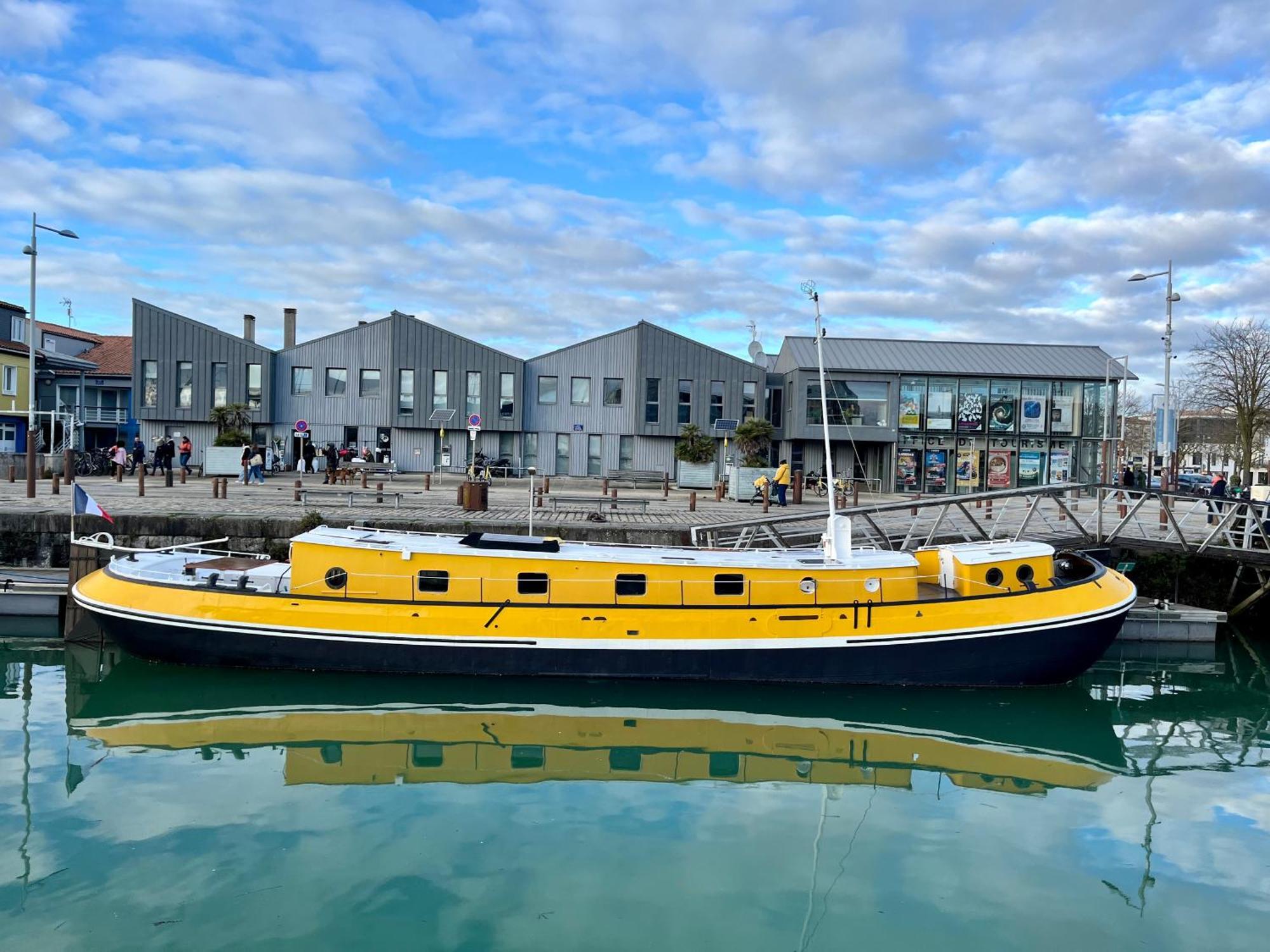 Une Peniche Dans Le Bassin A Flot Du Vieux Port La Rochelle  Buitenkant foto