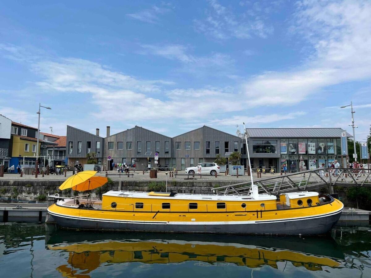 Une Peniche Dans Le Bassin A Flot Du Vieux Port La Rochelle  Buitenkant foto